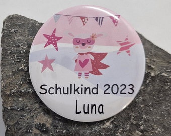 Personalisierter Button Superheldin mit Name und Schulkind für Mädchen als Geschenk zur Einschulung ( Pin / Anstecknadel ) 59 mm groß