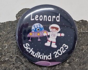 Button Astronaut mit Ufo mit Name personalisiert und Schulkind 2024 als Geschenk zur Einschulung Junge 59 mm groß