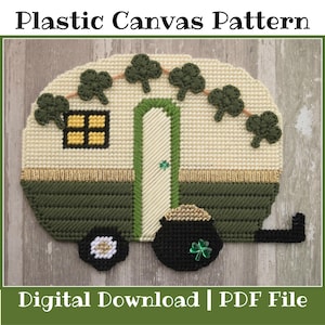 以下が含まれることがあります： クローバーで飾られたキャンピングカーのプラスチックキャンバスパターン。キャンピングカーはクリーム色と緑色で、金色のアクセントが付いています。「Plastic Canvas Pattern」と「Digital Download | PDF File」の文字が表示されています。