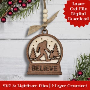 Große Fuß Ornament Laser geschnitten Datei, Sasquatch Schneekugel SVG, lustige Weihnachtsverzierung, einzigartige Geschenkidee, Schneidedatei für Glowforge Xtool