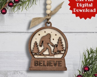 Big Foot ornament lasergesneden bestand, Sasquatch Snowglobe SVG, grappig kerstornament, uniek cadeau-idee, snijbestand voor Glowforge Xtool