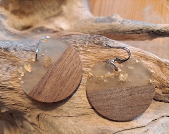 Wooden earrings hanging with synthetic resin and gold