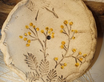 Keramik Seifenschale rund mit einem Blätterdekor. Ein von Hand geformtes Unikat für Küche und Bad.