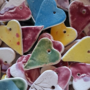 20 bunte Keramik-Herzen