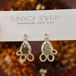 Brincos de flor de jade em prata esterlina, brincos de pedras preciosas de ourives feitos à mão