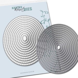 Könnte beinhalten: Ein Satz von 18 runden Metallstanzformen zum Basteln. Die Stanzformen sind kreisförmig angeordnet, wobei die kleinste Stanzform in der Mitte und die größte Stanzform außen liegt. Die Stanzformen haben ein gesticktes Kantenmuster.