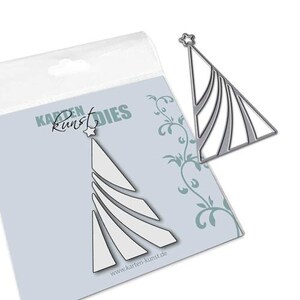 Könnte beinhalten: Zwei aus Metall ausgestanzte Weihnachtsbaumformen. Die Bäume sind aus silbernem Metall und haben ein geometrisches Design. Der größere Baum hat einen Stern oben. Der kleinere Baum hat den Text "Karten Kunst Dies" und eine Website-Adresse unten.