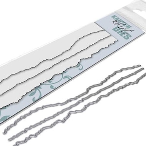 Könnte beinhalten: Ein Satz mit drei Metall-Stanzschablonen mit einem welligen, gezackten Kantendesign. Die Schablonen sind in einer durchsichtigen Plastikhülle verpackt, auf der der Markenname "Karen Kist" und das Wort "Dies" aufgedruckt sind.