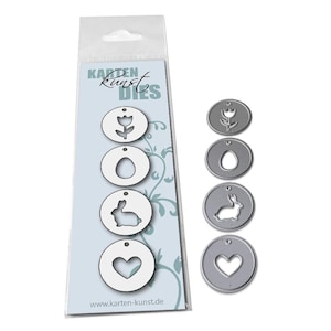 Könnte beinhalten: Ein Set mit sechs Metall-Stanzformen zum Basteln. Die Formen umfassen eine Tulpe, ein Ei, ein Häschen und ein Herz. Die Stanzformen sind in einer durchsichtigen Plastiktüte mit einer weißen Karte verpackt, auf der "Karten Kunst Dies" und "www.karten-kunst.de" steht.