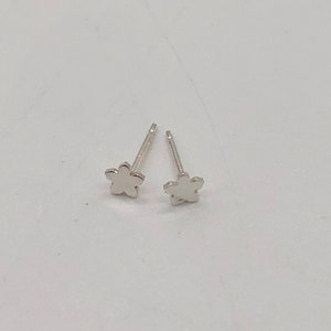 tiny silver flower stud earrings