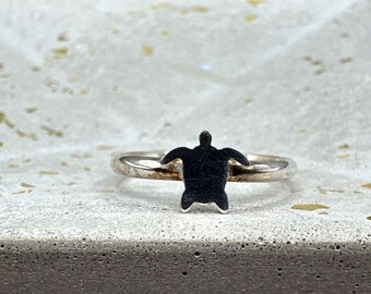 teeny turtle ring