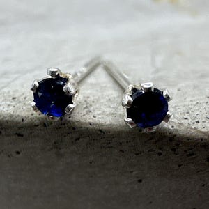 Puces d'oreilles saphirs bleus - 2 mm