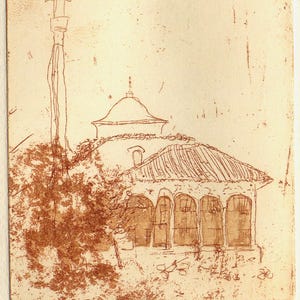 Peut inclure: Une gravure sépia sur papier représentant un bâtiment avec un toit en dôme, un grand minaret et une série de fenêtres en arc. L'œuvre présente le texte manuscrit T.S. 14, Et'hem Bey et 6/18 sur le bord inférieur de l'impression rectangulaire.