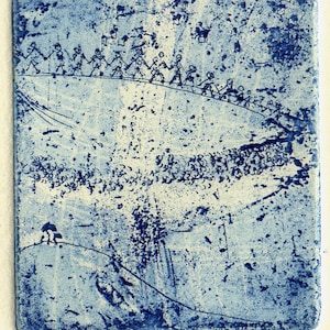 Op de afbeelding: Een blauwe en witte abstracte print met een rij stokfiguren bovenaan en de tekst "Wettenrund" en "TS'18" onderaan.