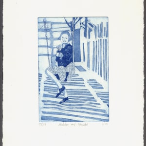 Peut inclure: Une estampe bleue et blanche d'une fille assise sur une balançoire. L'estampe est intitulée "Madchen auf Schaukel" et numérotée 1/45.