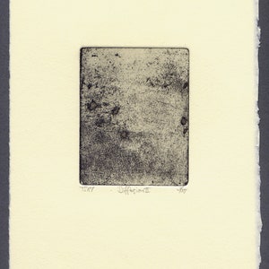 Peut inclure: Une estampe abstraite intitulée "Diffusion II" présentant un carré texturé dans des tons de gris et de brun. L'œuvre est posée sur un fond crème avec des bords irréguliers, et comprend le texte "TSA7" et "Jay".