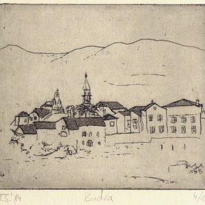 Peut inclure: Une gravure en noir et blanc d'une ville côtière, avec des bâtiments aux toits en pente et un clocher proéminent. Le mot "Budva" est écrit en dessous, avec les initiales de l'artiste et la date.