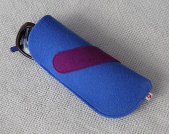 Glasses case made of pure new wool felt in "blue-purple"