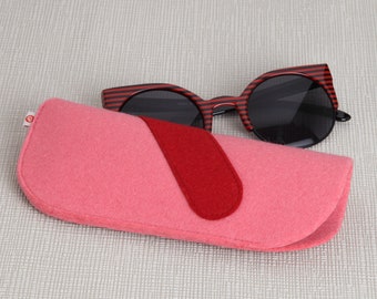 Glasses case made of pure new wool felt in "pink-red"