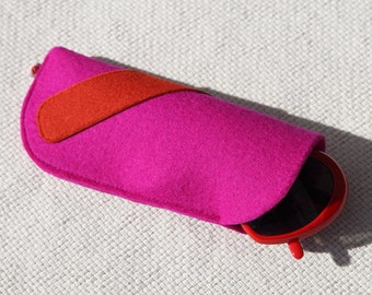 Glasses case made of pure new wool felt in "magenta-rust red"