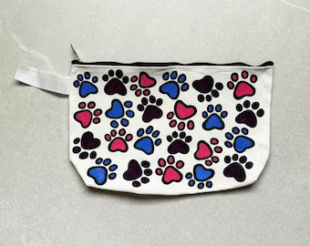 Met de hand beschilderde make-uptas met pootafdrukken: gepersonaliseerd cadeau hondenmoeder