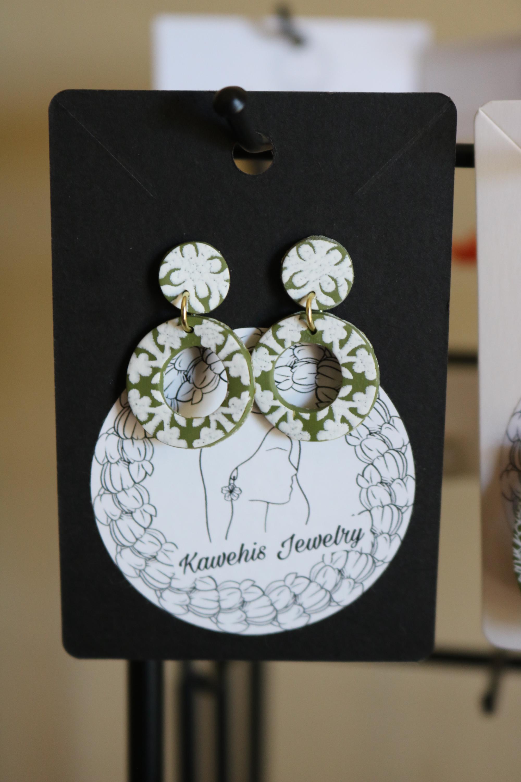 R✴︎H様　タイガーアイ&MOP＆水晶プルメリアスクロールカービング＊チャーム KawehisJewelry - Etsy 日本