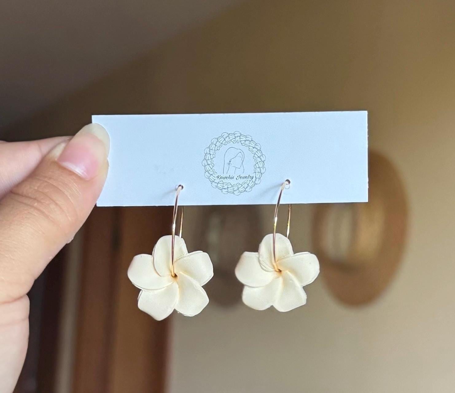 【Rahaina】プアケニケニフープピアス✳︎ハワイアンフラワー✳︎ハワイ✳︎ Puakenikeni earrings - Etsy 日本