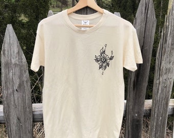 T-shirt unisex con stampa in linoleografia. Soggetto floreale di Gio15art.