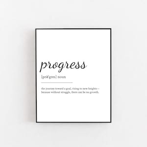 Puede incluir: Una impresión enmarcada con la palabra "progress" en una elegante escritura negra. Debajo, se proporciona la pronunciación y la definición. La definición dice: "el viaje hacia una meta, elevándose a nuevas alturas—porque sin lucha, no puede haber crecimiento."