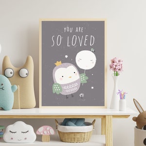 Kinderzimmer Wandkunst Niedliche Eule You Are Loved Positive Kunst Poster Druck nur | Kinderzimmer Dekor | Bunte Lustige Lernposter