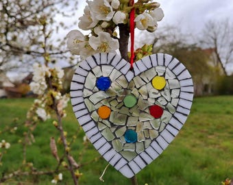 Cuore in mosaico di vetro bianco