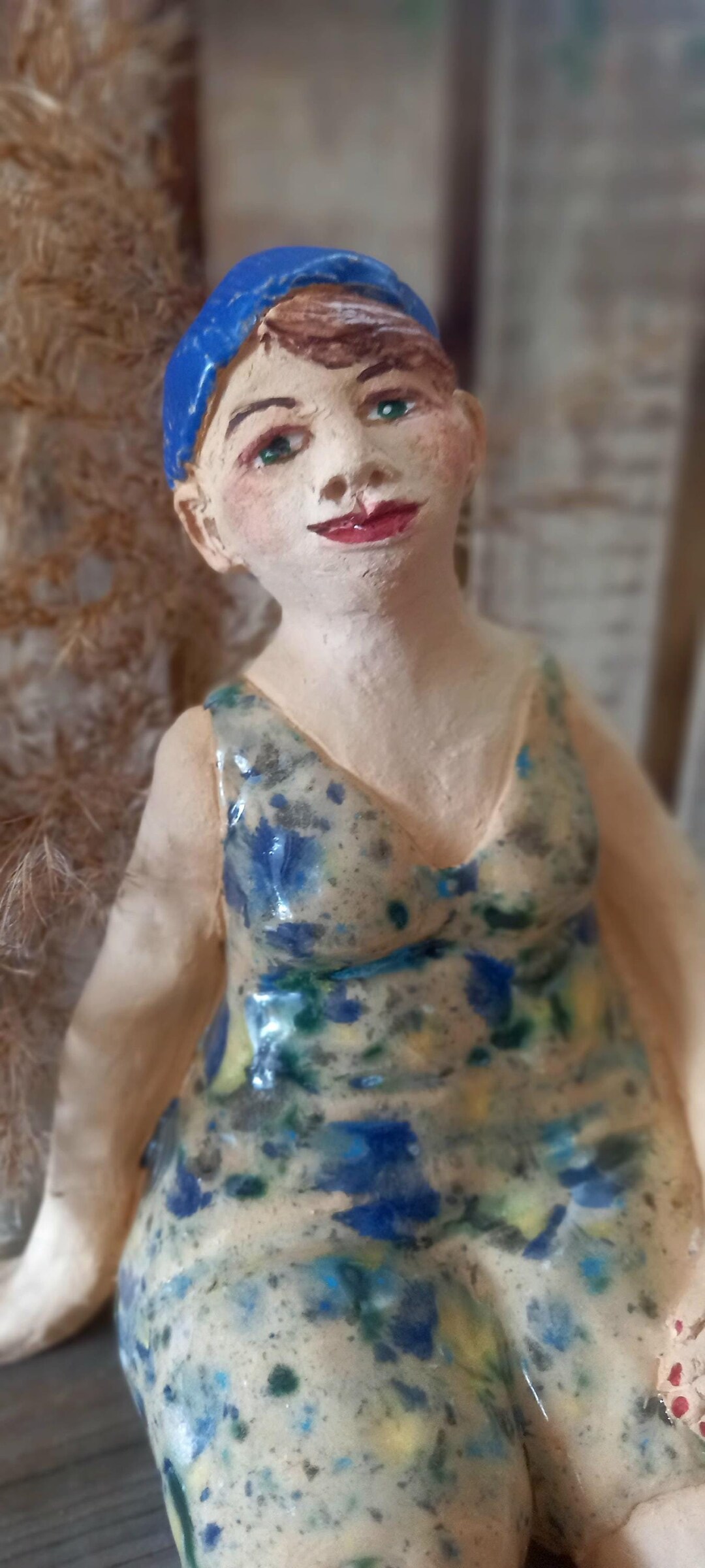 Sitzende Badenixe, Badenixe auf Holz, Skulptur im bunten Badeanzug