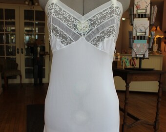 Vintage Ladies White Lace Lingerie Slip Dress Night Gown. Ruffle Hem. Size: Medium.