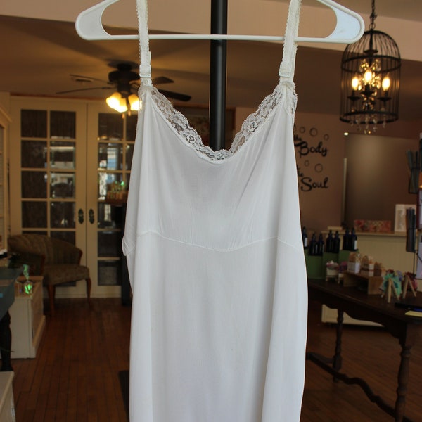 Vintage Ladies White Night Gown Lingerie Slip. NO TAGS