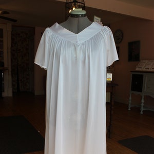 Vintage Ladies White Night Gown Lingerie Medium, 100% Nylon. Goldmanns