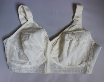 Vintage Wireless Bra by Triumph Model Claudette White Full