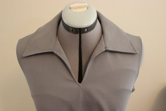 ladies vintage 1970's sleeveless grey v neckline … - image 2