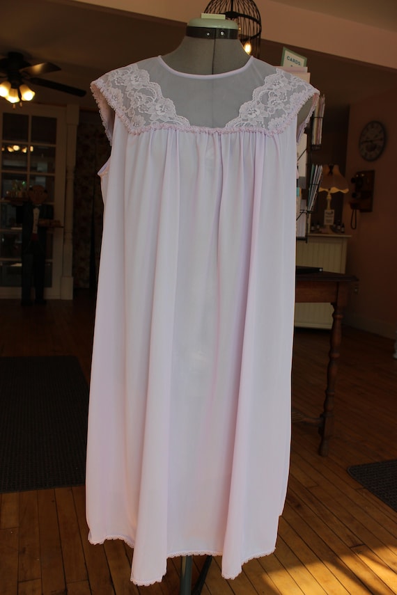 Vintage 1970s Ladies Lavender Babydoll Night Gown 