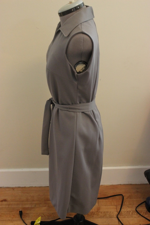 ladies vintage 1970's sleeveless grey v neckline … - image 5