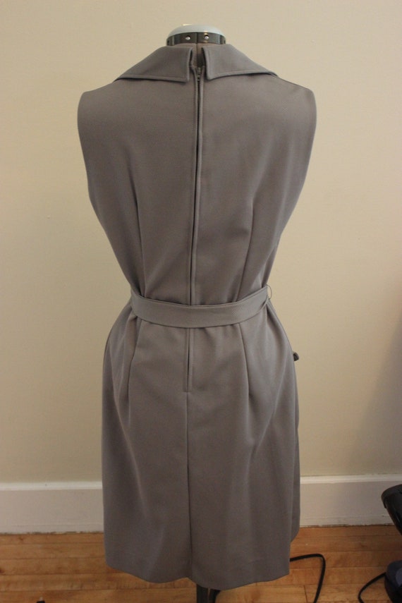 ladies vintage 1970's sleeveless grey v neckline … - image 4