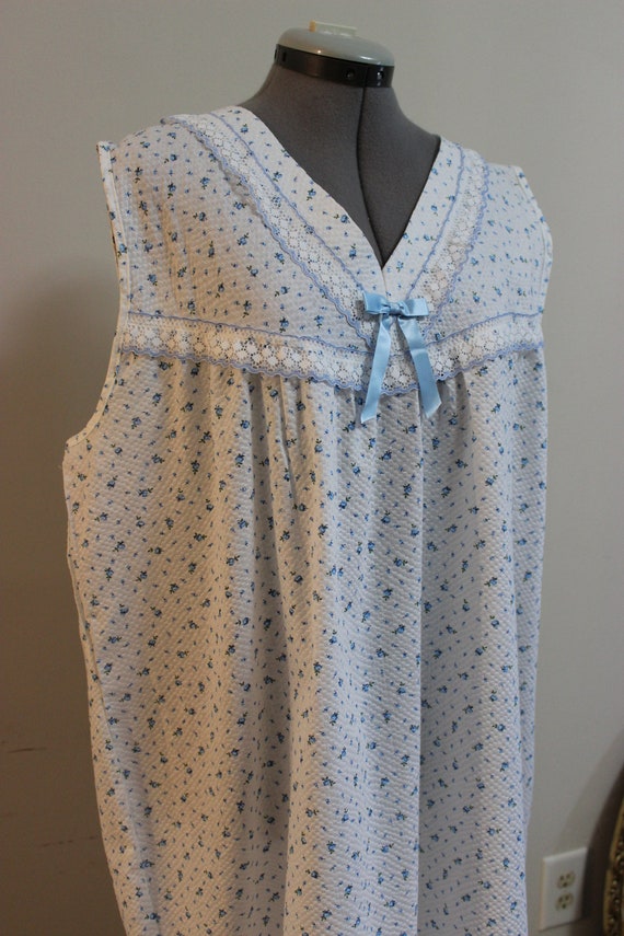 Vintage 1970s Sleeveless Blue & White Floral Nigh… - image 2