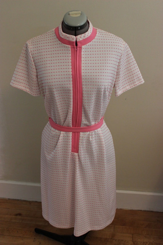 ladies vintage 1970's white and pink belted short 