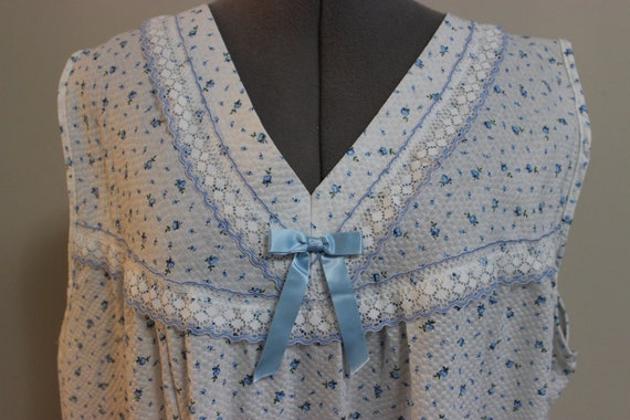 Vintage 1970s Sleeveless Blue & White Floral Nigh… - image 3