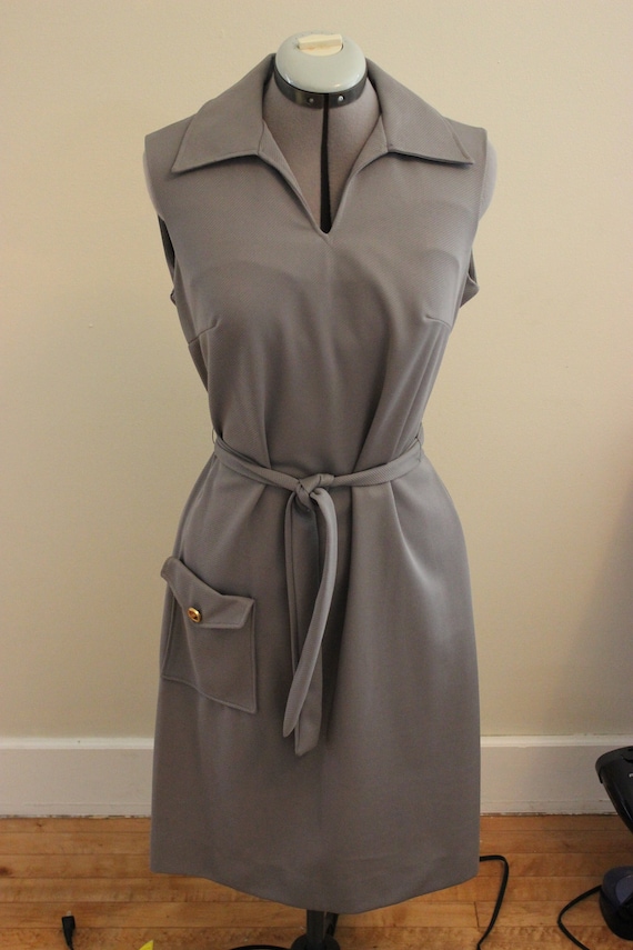 ladies vintage 1970's sleeveless grey v neckline … - image 1