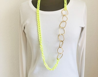 Long chain link chain neon yellow with link chain gold