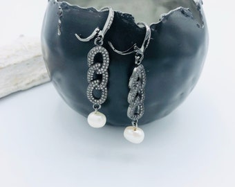 Earrings blackened chain design pearl