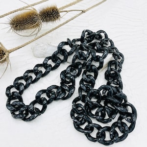 Long chain link chain black link elements horn look