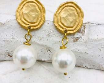 Earrings earrings matt gold shell pearl white