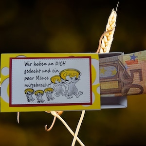Könnte beinhalten: Eine gelbe und rote Karte mit einem Punktmuster und der Aufschrift "Wir haben an DICH gedacht und ein paar Mäuse mitgebracht!" Die Karte ist geöffnet und zeigt einen 50-Euro-Schein.