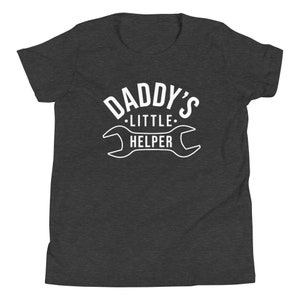 K&ouml;nnte beinhalten: Dunkelgraues T-Shirt f&uuml;r Jugendliche mit wei&szlig;em Text "Daddy's Little Helper" und einer Schraubenschl&uuml;sselgrafik.